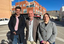 IU-Verdes acusa a López Miras de proteger a las casas de apuestas mientras pone en riesgo a los jóvenes de la Región de Murcia Los concejales de IU en el Ayuntamiento de Alhama de Murcia, Antonio García y Dori Muñoz, junto al Diputado regional de la formación, Jose Luis Álvarez-Castellanos, esta mañana tras la rueda de prensa en el municipio | Dominic D. Skerrett