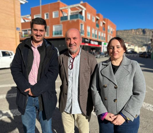 IU-Verdes acusa a López Miras de proteger a las casas de apuestas mientras pone en riesgo a los jóvenes de la Región de Murcia Los concejales de IU en el Ayuntamiento de Alhama de Murcia, Antonio García y Dori Muñoz, junto al Diputado regional de la formación, Jose Luis Álvarez-Castellanos, esta mañana tras la rueda de prensa en el municipio | Dominic D. Skerrett