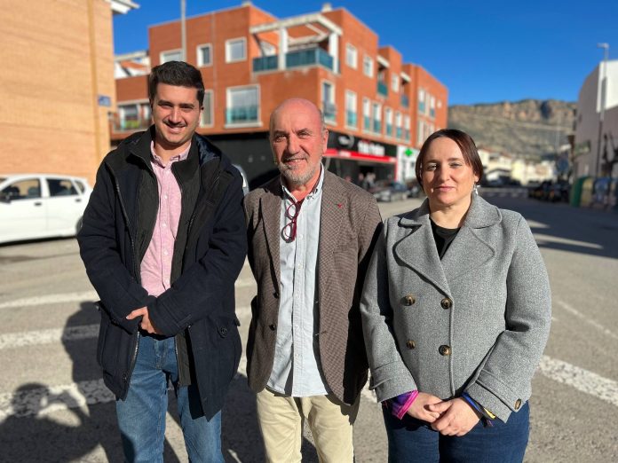 Los concejales de IU en el Ayuntamiento de Alhama de Murcia, Antonio García y Dori Muñoz, junto al Diputado regional de la formación, Jose Luis Álvarez-Castellanos, esta mañana tras la rueda de prensa en el municipio | Dominic D. Skerrett