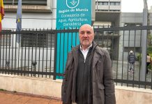 IU-Verdes acusa a PP y PSOE de vender el campo murciano a Mercosur y a las multinacionales El diputado regional de IU-Verdes, Jose Luis Álvarez-Castellanos, tras la rueda de prensa de esta mañana a las puertas de la Consejería de Agricultura | Dominic D. Skerrett