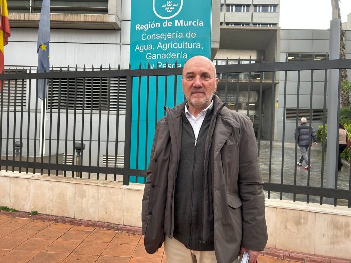 El diputado regional de IU-Verdes, Jose Luis Álvarez-Castellanos, tras la rueda de prensa de esta mañana a las puertas de la Consejería de Agricultura | Dominic D. Skerrett El diputado regional de IU-Verdes, Jose Luis Álvarez-Castellanos, tras la rueda de prensa de esta mañana a las puertas de la Consejería de Agricultura | Dominic D. Skerrett