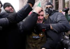 La respuesta popular frena la provocación ultraderechista de Jake Lang y señala a ICE como aparato central de represión, racismo institucional y violencia de Estado en EE. UU. Jake Lang, en el centro, se lleva las manos a la cabeza mientras abandona una concentración cerca del Ayuntamiento de Minneapolis el 17 de enero de 2026, Minnesota, EE. UU. | Yuki Iwamura / AP Photo