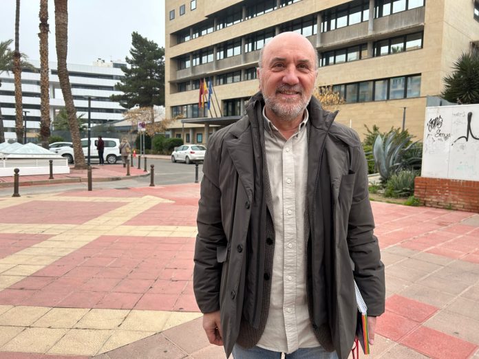 Jose Luis Álvarez-Castellanos, ante la Consejería de Fomento, esta mañana tras dirigirse a los medios | Dominic D. Skerrett