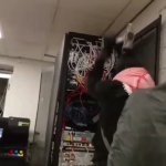 Activistas pro‑Palestinos sabotean fábrica aeroespacial en East Lothian en señal de protesta contra el complejo militar‑industrial Imagen de uno de los activistas martilleando un equipo electrónico | Captura de video