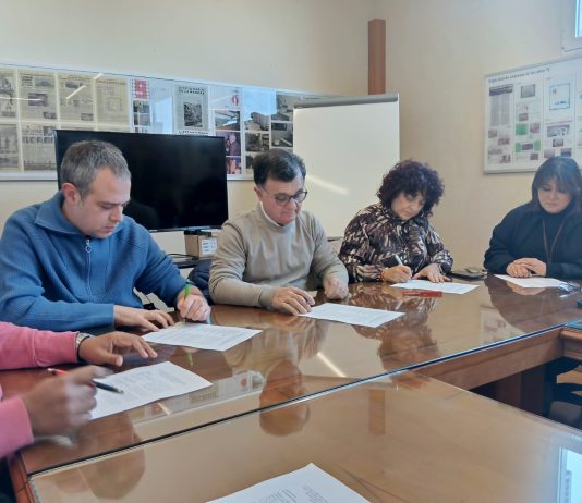 Firma del Convenio Colectivo de la Madera 2026-2027 en la Región de Murcia: la negociación colectiva protege a 7.700 trabajadores y trabajadoras Representantes sindicales y de la patronal maderera firmando el documento de preacuerdo | CCOO Habitat