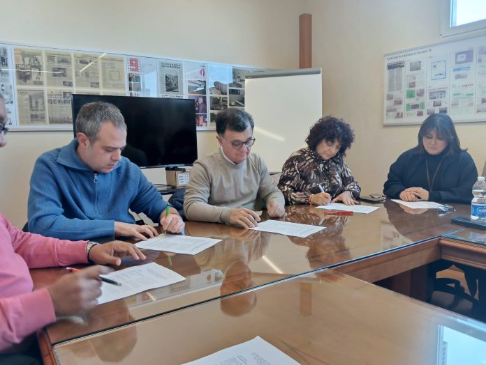 Representantes sindicales y de la patronal maderera firmando el documento de preacuerdo | CCOO Habitat