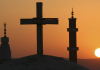 Encuentro Interreligioso de Murcia: veinte años tejiendo convivencia Fotografía de una mezquita situada junto a una iglesia | Istock