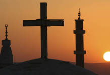 Encuentro Interreligioso de Murcia: veinte años tejiendo convivencia Fotografía de una mezquita situada junto a una iglesia | Istock