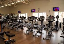 CONSUMUR recuerda que los gimnasios pueden incluir una cláusula de permanencia en los contratos, pero la misma no puede ser abusiva para los usuarios Imagen de archivo de una sala de musculación