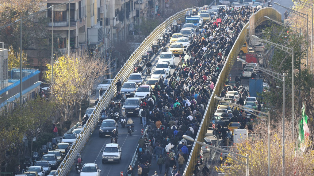 Manifestantes marcharon en Teherán el lunes. Foto: Agencia de Noticias Fars/AP