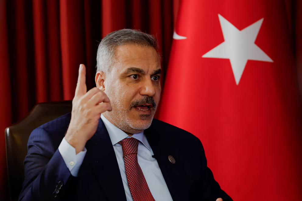 El ministro de Relaciones Exteriores de Turquía, Hakan Fidan, advirtió que la paciencia con las SDF “se está agotando”. (REUTERS/Ibraheem Abu Mustafa)