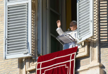 Papa León XIV clama por respeto a la soberanía de Venezuela «Sigo con gran preocupación la evolución de la situación en Venezuela», expresó el Papa León XIV desde el balcón del Palacio Apostólico del Vaticano | Foto: Vatican Media