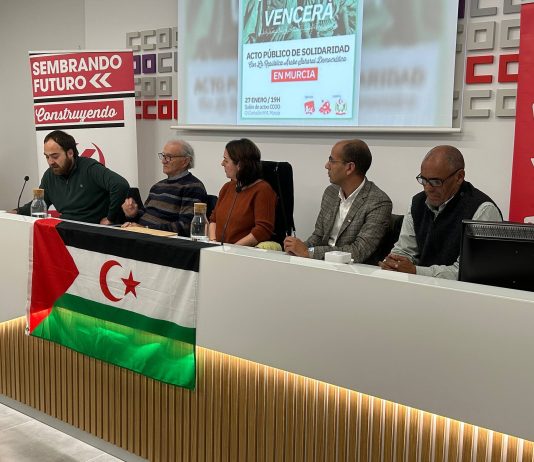 IU-Verdes y el PCRM celebran un acto en Murcia junto al Frente Polisario en defensa de la autodeterminación del Sáhara Occidental De izq. a der. - Alfonso Lucas Muñoz (PCRM), Pedro Costa Morata (Periodista y politólogo), Penélope Luna (IUVRM), Salamu Hamudi Bachri (Frente Polisario) y Omar Brahim (Frente Polisario-RM) | Foto: Dominic D. Skerrett