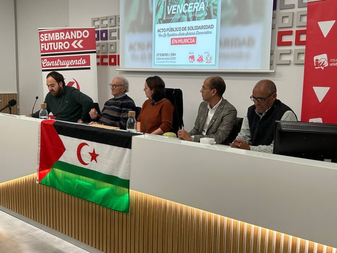 De izq. a der. - Alfonso Lucas Muñoz (PCRM), Pedro Costa Morata (Periodista y politólogo), Penélope Luna (IUVRM), Salamu Hamudi Bachri (Frente Polisario) y Omar Brahim (Frente Polisario-RM) | Foto: Dominic D. Skerrett De izq. a der. - Alfonso Lucas Muñoz (PCRM), Pedro Costa Morata (Periodista y politólogo), Penélope Luna (IUVRM), Salamu Hamudi Bachri (Frente Polisario) y Omar Brahim (Frente Polisario-RM) | Foto: Dominic D. Skerrett