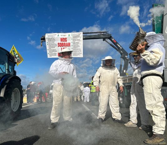 Agricultores y ganaderos bloquean las autovías de la Región de Murcia para exigir medidas urgentes