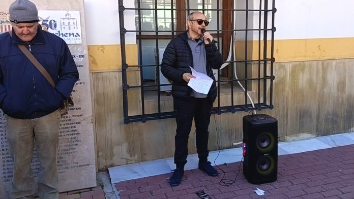 Paco Atenza se dirige a la multitud durante la concentración del pasado sábado, 27 de diciembre de 2025, para explicar la situación de cómo ha sido cesado por revanchismo político del PP de Archena | Fotograma del vídeo de IU Archena