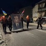 Neonazis ucranianos marcharon ayer por las calles de Leópolis (Lviv) para celebrar el nacimiento de Stepan Bandera, colaborador nazifascista Manifestantes nazifascistas portando la imagen de Stepan Bandera