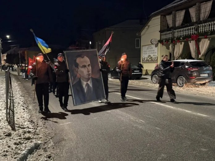 Manifestantes nazifascistas portando la imagen de Stepan Bandera
