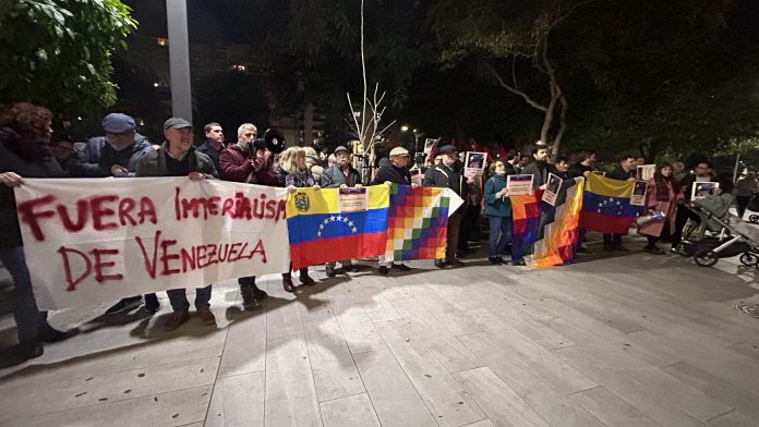Más de un centenar de manifestantes se dieron cita en la capital del Segura para denunciar la agresión imperialista sobre Venezuela | Dominic D. Skerrett Más de un centenar de manifestantes se dieron cita en la capital del Segura para denunciar la agresión imperialista sobre Venezuela | Dominic D. Skerrett