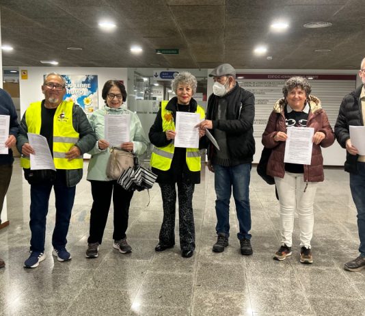 Yay@flautas de Murcia presenta alegaciones contundentes al Plan de Ordenación Territorial de la Cuenca Vertiente del Mar Menor Varias Yay@flautas posan antes de la presentación de las alegaciones ante registro | Dominic D. Skerrett