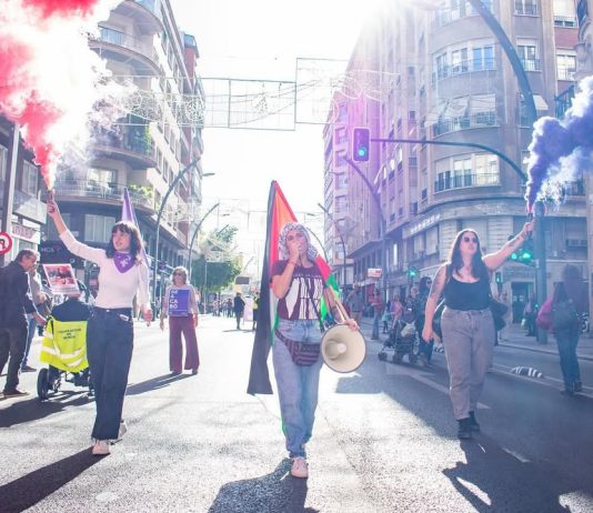 Sin calle no hay revolución: la respuesta de la Asociación Feminista Obrera a la llamada a la desmovilización durante el 25-N y varios motivos para seguir luchando este 2026 Miembras de la Asociación Feminista Obrera en la Marcha del 25-N del 2023 | Asociación Feminista Obrera