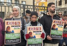 Colectivos propalestinos se concentran ante la Delegación del Gobierno para exigir asilo urgente para Dina y sus hijos, atrapados en Gaza Familiares de Dina Nijim esta mañana en la concentración de solidadaridad a las puertas de la Delegación de Gobierno en Murcia | Dominic D. Skerrett