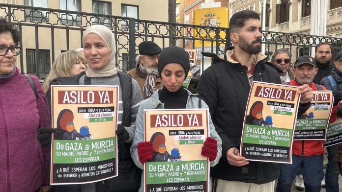 Familiares de Dina Nijim esta mañana en la concentración de solidadaridad a las puertas de la Delegación de Gobierno en Murcia | Dominic D. Skerrett