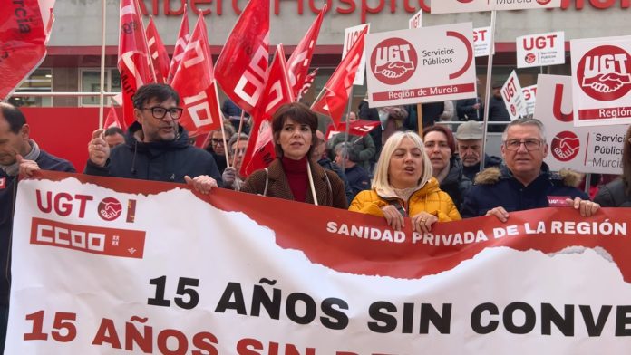 Sindicatos y personal sanitario se concentran esta mañana a las puertas del Hospital Ribera Salud de Molina de Segura | Dominic D. Skerrett Sindicatos y personal sanitario se concentran esta mañana a las puertas del Hospital Ribera Salud de Molina de Segura | Dominic D. Skerrett
