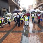 Yay@Flautas se concentran bajo la lluvia en Santomera en defensa de la sanidad pública Un grupo de pensionistas del colectivo de Yay@flautas se concentran a las puertas del Centro de Salud de Santomera | Yay@Flautas de Murcia
