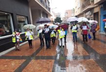 Yay@Flautas se concentran bajo la lluvia en Santomera en defensa de la sanidad pública Un grupo de pensionistas del colectivo de Yay@flautas se concentran a las puertas del Centro de Salud de Santomera | Yay@Flautas de Murcia