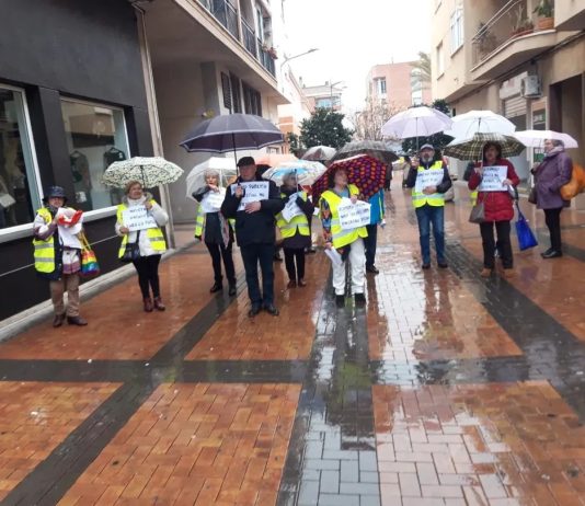 Yay@Flautas se concentran bajo la lluvia en Santomera en defensa de la sanidad pública Un grupo de pensionistas del colectivo de Yay@flautas se concentran a las puertas del Centro de Salud de Santomera | Yay@Flautas de Murcia