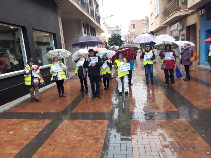 Un grupo de pensionistas del colectivo de Yay@flautas se concentran a las puertas del Centro de Salud de Santomera | Yay@Flautas de Murcia Un grupo de pensionistas del colectivo de Yay@flautas se concentran a las puertas del Centro de Salud de Santomera | Yay@Flautas de Murcia