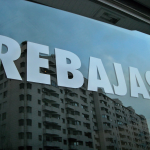 CONSUMUR pide a los consumidores que exijan calidad en los productos rebajados y reclamen si sufren algún abuso Un escaparate en rebajas | Flickr