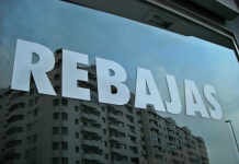 CONSUMUR pide a los consumidores que exijan calidad en los productos rebajados y reclamen si sufren algún abuso Un escaparate en rebajas | Flickr