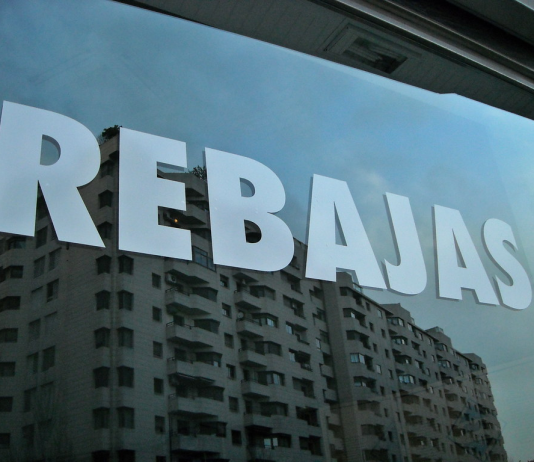 CONSUMUR pide a los consumidores que exijan calidad en los productos rebajados y reclamen si sufren algún abuso Un escaparate en rebajas | Flickr