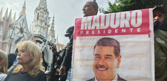 Un manifestante porta la imagen del Presidente Nicolás Maduro | Foto: teleSUR