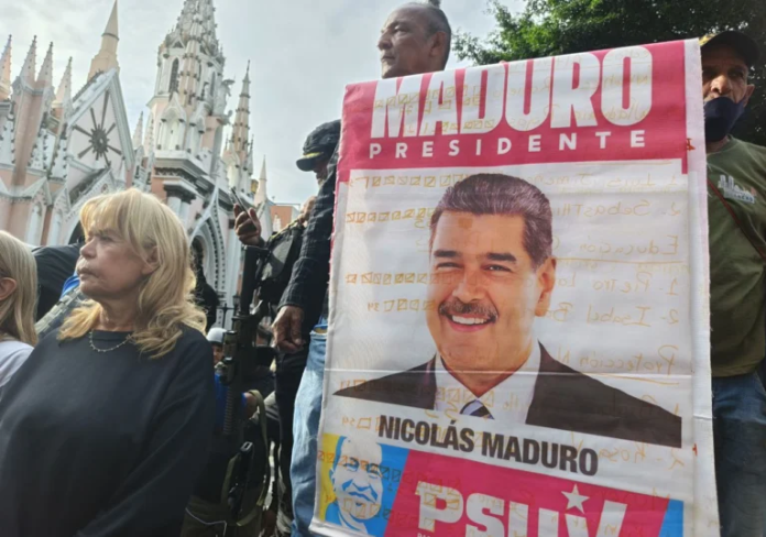 Un manifestante porta la imagen del Presidente Nicolás Maduro | Foto: teleSUR