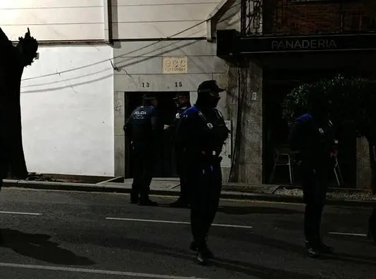 El Ayuntamiento de Collado Villalba ejecuta el desalojo de más de un centenar de personas Actuación policial frente al edificio de la Calle Real 13-15 en Collado Villalba | X Asamblea de Vivienda de Villalba