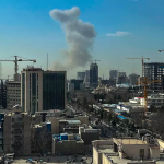 Hadash y el Partido Comunista de Israel (Maki) condenan los ataques de EEUU e Israel contra Irán y alertan sobre un conflicto global Una columna de humo se eleva tras una explosión en Teherán el 28 de febrero de 2026 | Getty Images