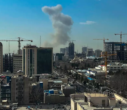 EEUU e Israel incendian Oriente Medio sin aval de la ONU y empujan al mundo al abismo energético Una columna de humo se eleva tras una explosión en Teherán el 28 de febrero de 2026 | Getty Images