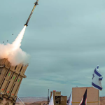 El Gobierno de España mantiene la compra de misiles israelíes pese al supuesto plan de desconexión Un misil interceptor lanzado por una batería del sistema de defensa 'Cúpula de Hierro' en Israel | La Protesta Diario