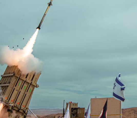 El Gobierno de España mantiene la compra de misiles israelíes pese al supuesto plan de desconexión Un misil interceptor lanzado por una batería del sistema de defensa 'Cúpula de Hierro' en Israel | La Protesta Diario