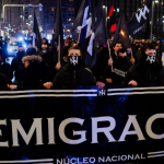 El grupo neonazi Núcleo Nacional se registra como partido político con el aval del silencio administrativo Militantes de Núcleo Nacional junto a una pancarta con el lema "remigración" durante una manifestación celebrada el 7 de febrero en Madrid | Mateo Lanzuela / Europa Press