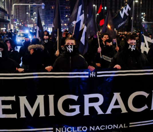El grupo neonazi Núcleo Nacional se registra como partido político con el aval del silencio administrativo Militantes de Núcleo Nacional junto a una pancarta con el lema "remigración" durante una manifestación celebrada el 7 de febrero en Madrid | Mateo Lanzuela / Europa Press