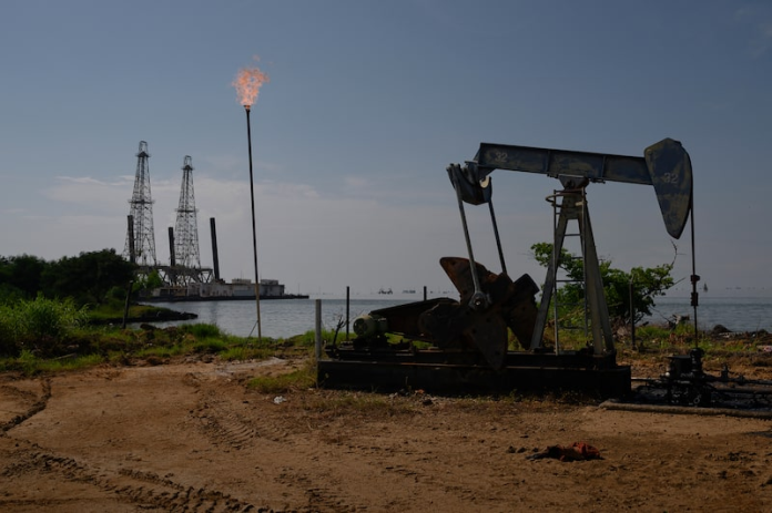 Una bomba de petróleo de Petróleos de Venezuela SA en el lago Maracaibo, en Cabimas, estado de Zulia, Venezuela. (Bloomberg/Gaby Oraa)