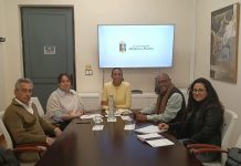 El delegado del Frente Polisario en la Región de Murcia mantiene un encuentro institucional en el Ayuntamiento de Alhama de Murcia para reforzar la cooperación solidaria con el pueblo saharaui