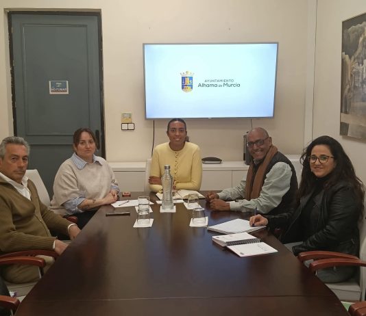El delegado del Frente Polisario en la Región de Murcia mantiene un encuentro institucional en el Ayuntamiento de Alhama de Murcia para reforzar la cooperación solidaria con el pueblo saharaui