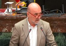 IU-Verdes y Podemos obligan al Gobierno de López Miras a poner fin al retraso histórico de 7 años en accesibilidad universal El diputado de IU, Jose Luis Álvarez-Castellanos, interviniendo esta mañana en el pleno de la Asamblea Regional de Murcia | ARM