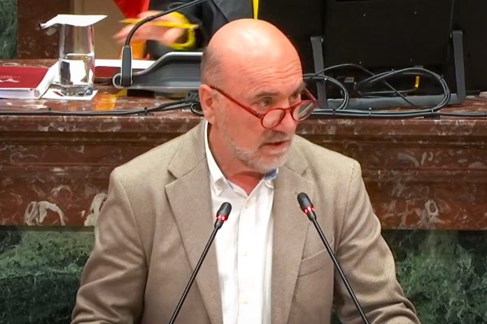 El diputado de IU, Jose Luis Álvarez-Castellanos, interviniendo esta mañana en el pleno de la Asamblea Regional de Murcia | ARM