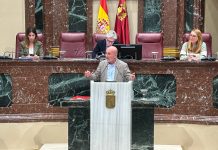 IU-Verdes denuncia que el Gobierno regional de López Miras solo ha ejecutado el 5,9 % de las ayudas al alquiler mientras cientos de familias siguen esperando desde 2022 El diputado regional de IU, Jose Luis Álvarez-Castellanos, desde la tribuna de la Asamblea Regional de Murcia | Dominic D. Skerrett